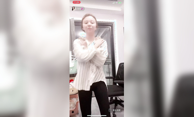 最新《瘋狂抖音》外篇之『三亞美女2』極品三亞外圍美女大秀身材 作死大尺度 摳B揉乳擠奶 (121)