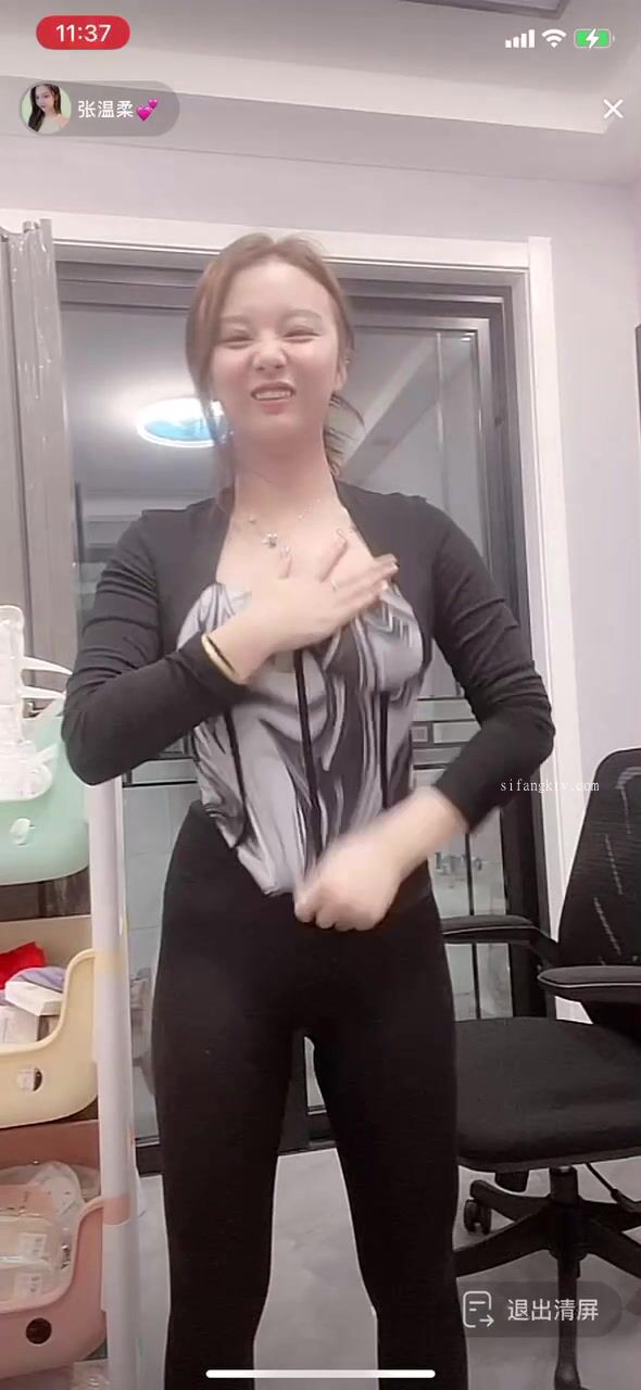 最新《瘋狂抖音》外篇之『三亞美女2』極品三亞外圍美女大秀身材 作死大尺度 摳B揉乳擠奶 (121)