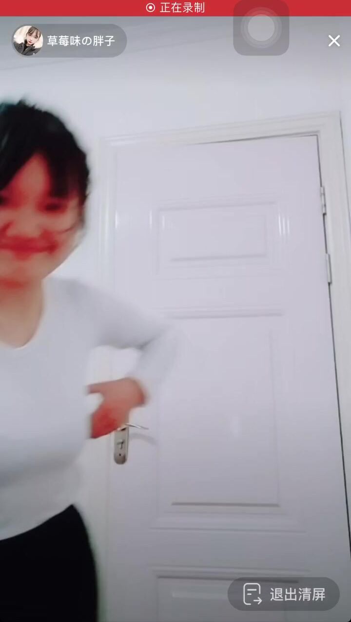 最新《瘋狂抖音》外篇之『三亞美女2』極品三亞外圍美女大秀身材 作死大尺度 摳B揉乳擠奶 (48)