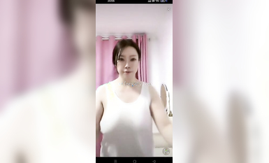 最新《瘋狂抖音》外篇之《抖音擦邊4》顏值主播各顯神通 閃現走光 刷邊瘋狂作死 扣逼漏奶 (37)