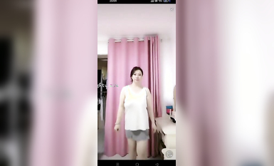 最新《瘋狂抖音》外篇之《抖音擦邊4》顏值主播各顯神通 閃現走光 刷邊瘋狂作死 扣逼漏奶 (37)