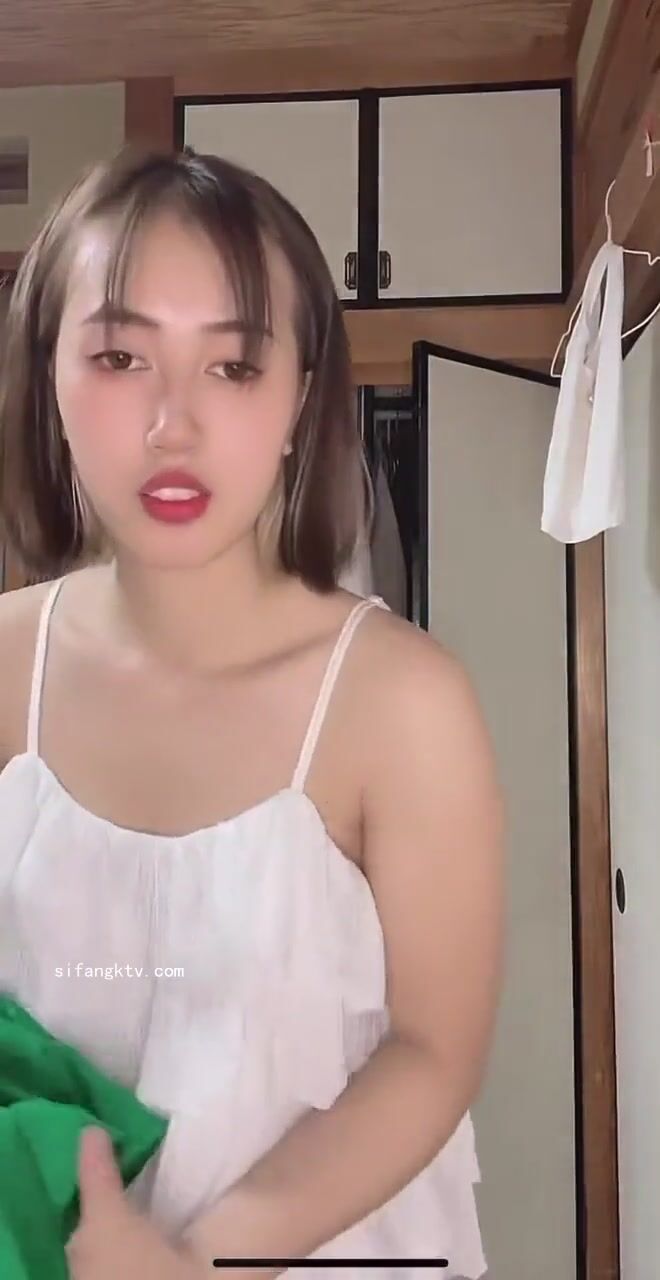 最新《瘋狂抖音》外篇之《抖音擦邊4》顏值主播各顯神通 閃現走光 刷邊瘋狂作死 扣逼漏奶 (291)