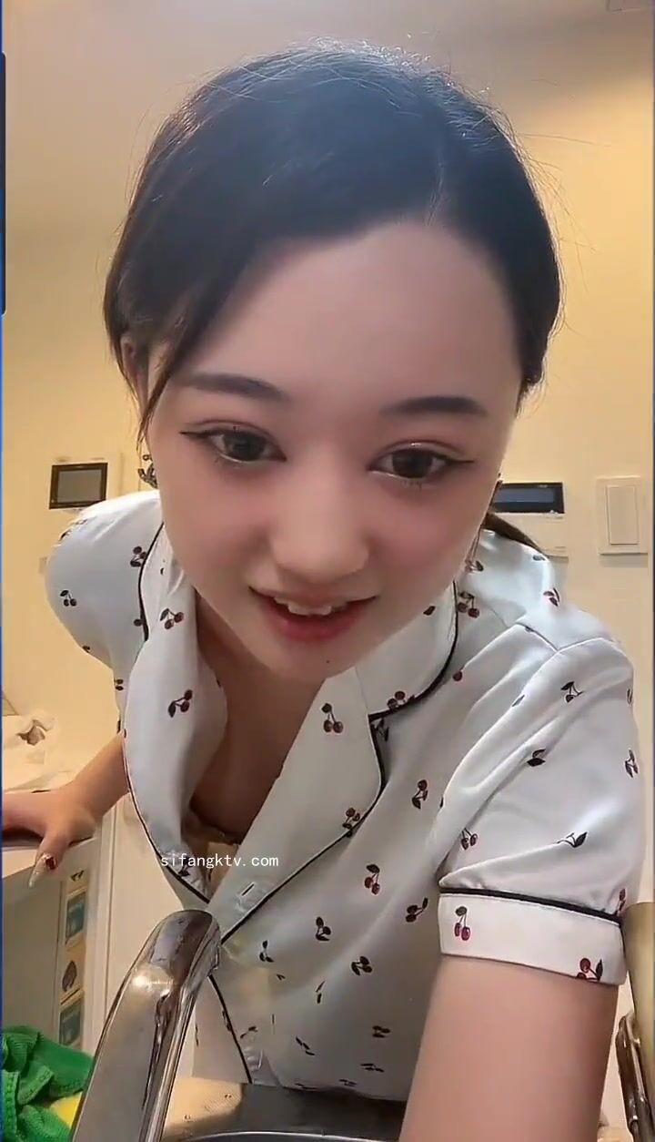 最新《瘋狂抖音》外篇之《抖音擦邊4》顏值主播各顯神通 閃現走光 刷邊瘋狂作死 扣逼漏奶 (286)