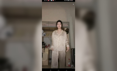 最新《瘋狂抖音》外篇之《抖音擦邊4》顏值主播各顯神通 閃現走光 刷邊瘋狂作死 扣逼漏奶 (253)