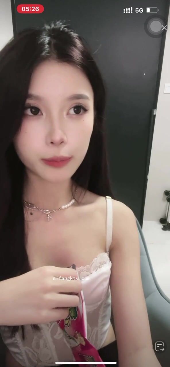 最新《瘋狂抖音》外篇之《抖音擦邊4》顏值主播各顯神通 閃現走光 刷邊瘋狂作死 扣逼漏奶 (130)