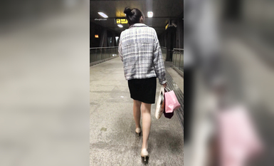 稀缺學姐專場 專業抄底靚麗制服學姐珍藏版 貼著美女屁股抄 有燈光加持畫質特好 超清4K原版8949 (1)