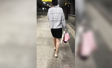 稀缺學姐專場 專業抄底靚麗制服學姐珍藏版 貼著美女屁股抄 有燈光加持畫質特好 超清4K原版8949 (1)