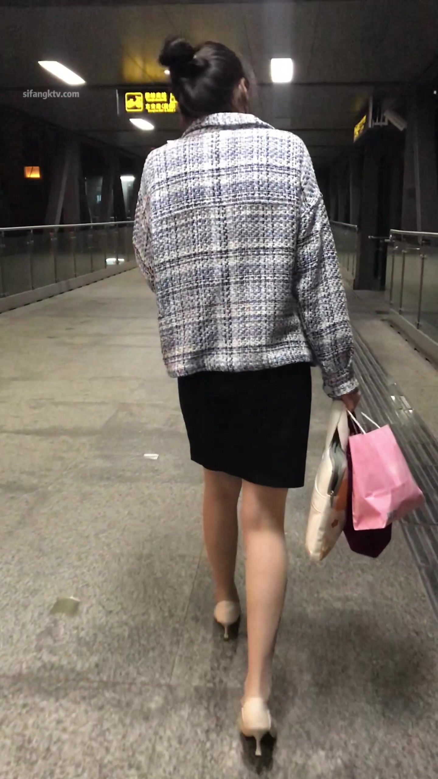 稀缺學姐專場 專業抄底靚麗制服學姐珍藏版 貼著美女屁股抄 有燈光加持畫質特好 超清4K原版8949 (1)