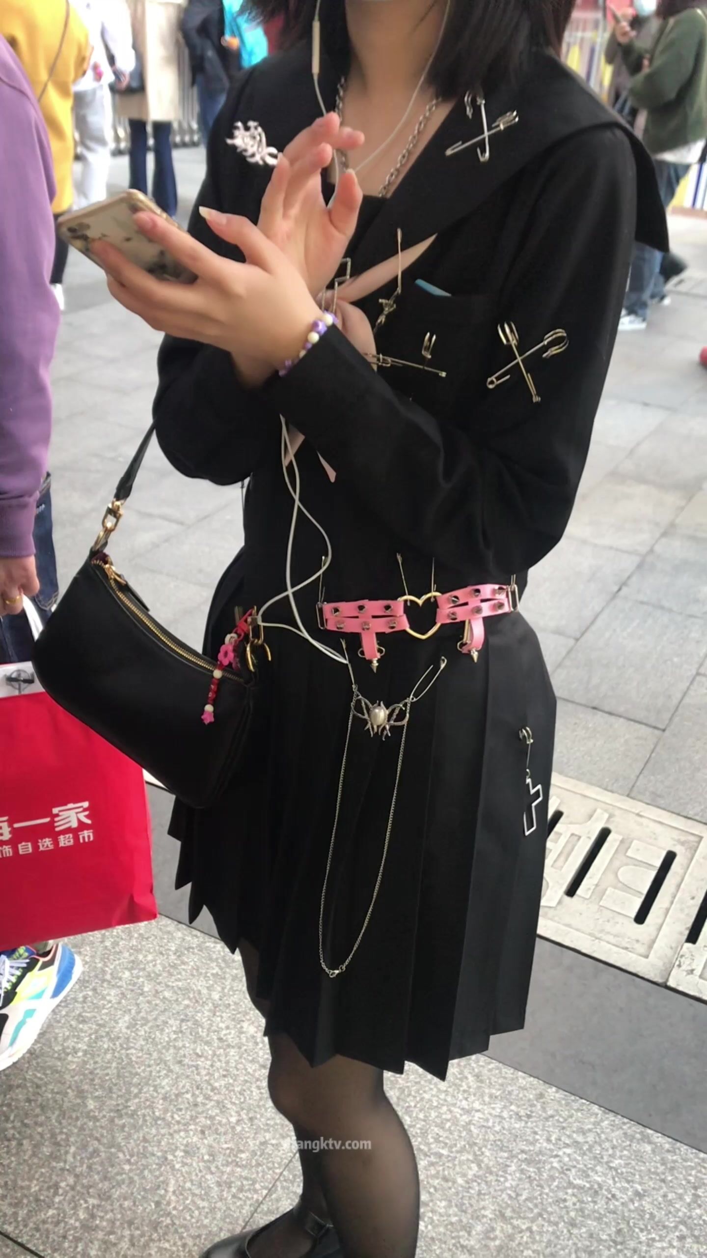 稀缺學姐專場 專業抄底靚麗制服學姐珍藏版 貼著美女屁股抄 有燈光加持畫質特好 超清4K原版 (28)