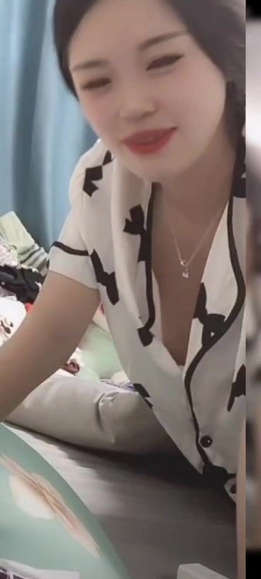 最新《瘋狂抖音》外篇之『三亞美女2』極品三亞外圍美女大秀身材 作死大尺度 摳B揉乳擠奶 (52)