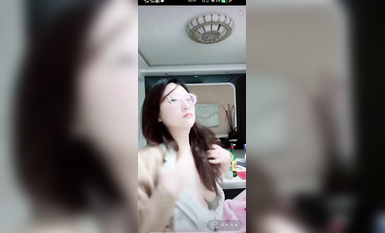 最新《瘋狂抖音》外篇之『三亞美女2』極品三亞外圍美女大秀身材 作死大尺度 摳B揉乳擠奶 (82)