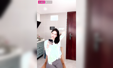 最新《瘋狂抖音》外篇之『三亞美女2』極品三亞外圍美女大秀身材 作死大尺度 摳B揉乳擠奶 (43)