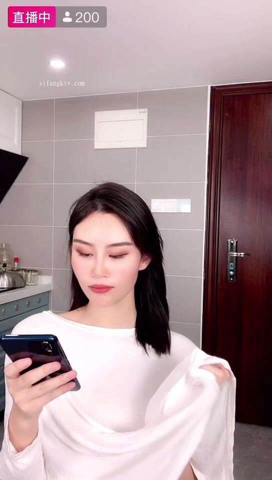 最新《瘋狂抖音》外篇之『三亞美女2』極品三亞外圍美女大秀身材 作死大尺度 摳B揉乳擠奶 (43)