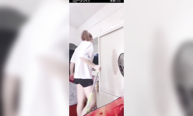 最新《瘋狂抖音》外篇之《抖音擦邊4》顏值主播各顯神通 閃現走光 刷邊瘋狂作死 扣逼漏奶 (125)