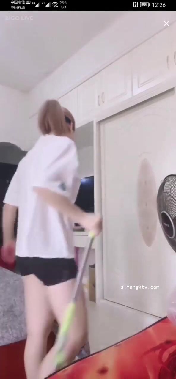 最新《瘋狂抖音》外篇之《抖音擦邊4》顏值主播各顯神通 閃現走光 刷邊瘋狂作死 扣逼漏奶 (125)