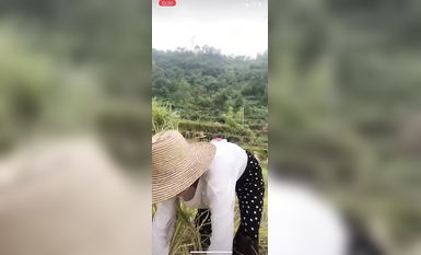 最新《瘋狂抖音》外篇之《抖音擦邊4》顏值主播各顯神通 閃現走光 刷邊瘋狂作死 扣逼漏奶 (72)