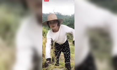 最新《瘋狂抖音》外篇之《抖音擦邊4》顏值主播各顯神通 閃現走光 刷邊瘋狂作死 扣逼漏奶 (72)