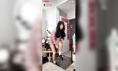 最新《瘋狂抖音》外篇之『三亞美女2』極品三亞外圍美女大秀身材 作死大尺度 摳B揉乳擠奶 (40)