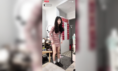 最新《瘋狂抖音》外篇之『三亞美女2』極品三亞外圍美女大秀身材 作死大尺度 摳B揉乳擠奶 (40)