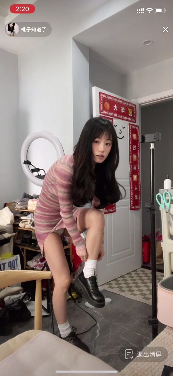 最新《瘋狂抖音》外篇之『三亞美女2』極品三亞外圍美女大秀身材 作死大尺度 摳B揉乳擠奶 (40)