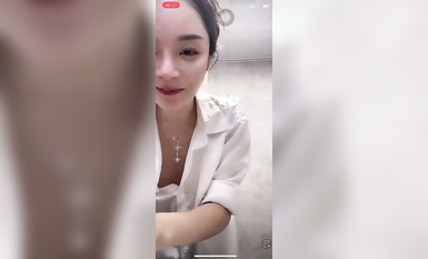 最新《瘋狂抖音》外篇之《抖音擦邊4》顏值主播各顯神通 閃現走光 刷邊瘋狂作死 扣逼漏奶 (174)