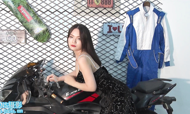 明星氣質PANS人氣女神反差小姐姐【李沫】露逼露奶大膽私拍【機車女郎】攝影師說你奶頭露出來了