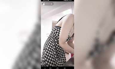 最新《瘋狂抖音》外篇之《抖音擦邊4》顏值主播各顯神通 閃現走光 刷邊瘋狂作死 扣逼漏奶 (16)