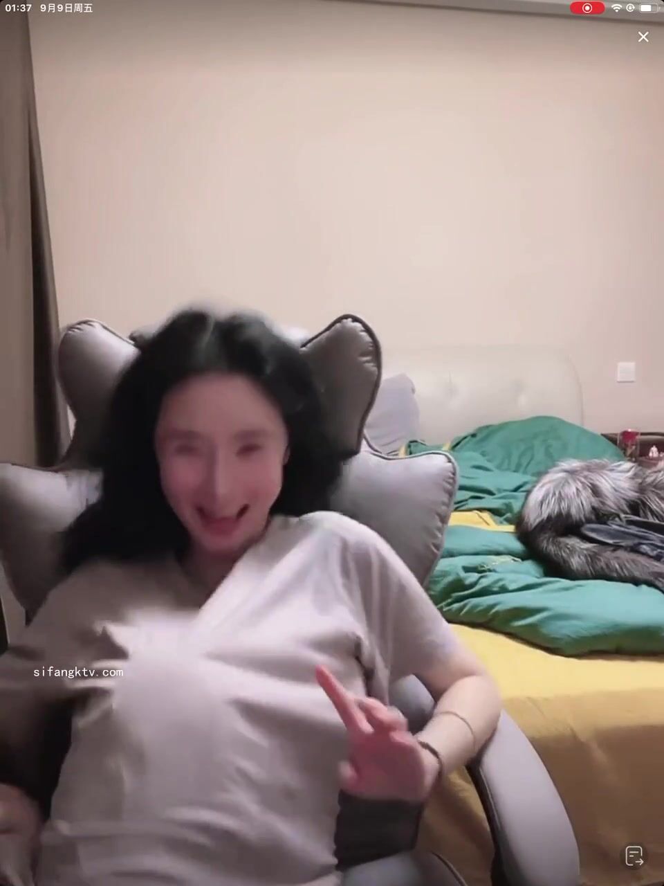 最新《瘋狂抖音》外篇之《抖音擦邊4》顏值主播各顯神通 閃現走光 刷邊瘋狂作死 扣逼漏奶 (296)