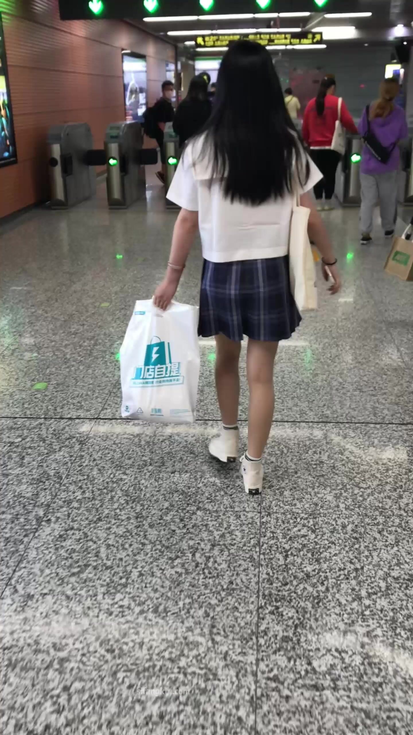 稀缺學姐專場 專業抄底靚麗制服學姐珍藏版 貼著美女屁股抄 有燈光加持畫質特好 超清4K原版 (10)