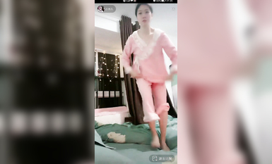 最新《瘋狂抖音》外篇之『三亞美女2』極品三亞外圍美女大秀身材 作死大尺度 摳B揉乳擠奶 (42)