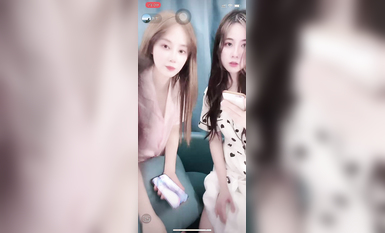 最新《瘋狂抖音》外篇之『三亞美女2』極品三亞外圍美女大秀身材 作死大尺度 摳B揉乳擠奶 (31)