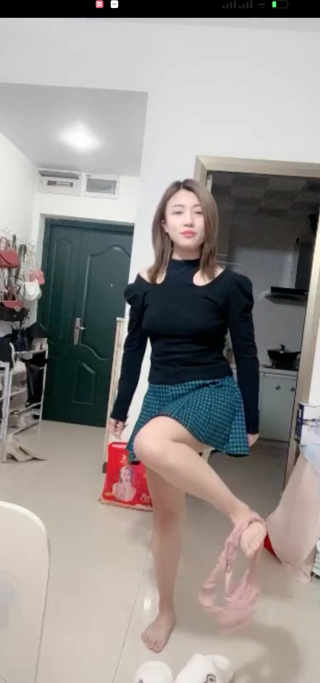 最新《瘋狂抖音》外篇之『三亞美女2』極品三亞外圍美女大秀身材 作死大尺度 摳B揉乳擠奶 (157)