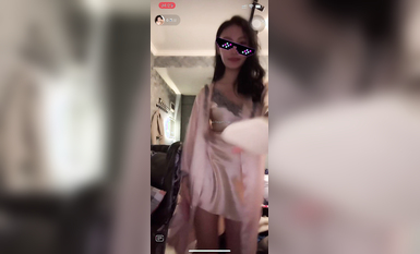 最新《瘋狂抖音》外篇之『三亞美女2』極品三亞外圍美女大秀身材 作死大尺度 摳B揉乳擠奶 (34)