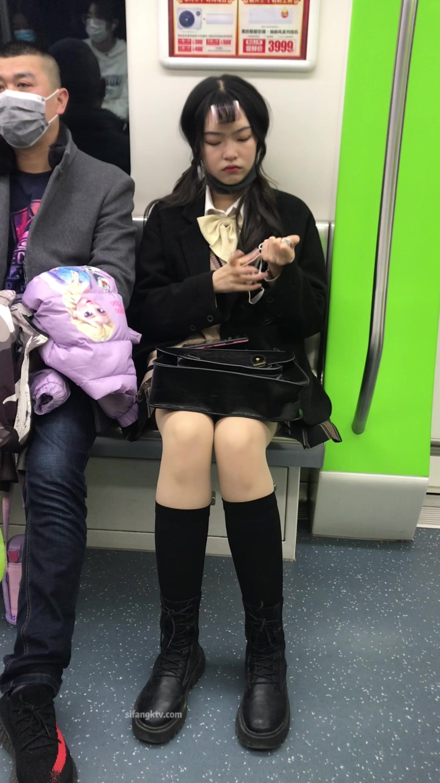 稀缺學姐專場 專業抄底靚麗制服學姐珍藏版 貼著美女屁股抄 有燈光加持畫質特好 超清4K原版 (21)