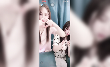 最新《瘋狂抖音》外篇之『三亞美女2』極品三亞外圍美女大秀身材 作死大尺度 摳B揉乳擠奶 (32)