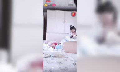 最新《瘋狂抖音》外篇之《抖音擦邊4》顏值主播各顯神通 閃現走光 刷邊瘋狂作死 扣逼漏奶 (75)