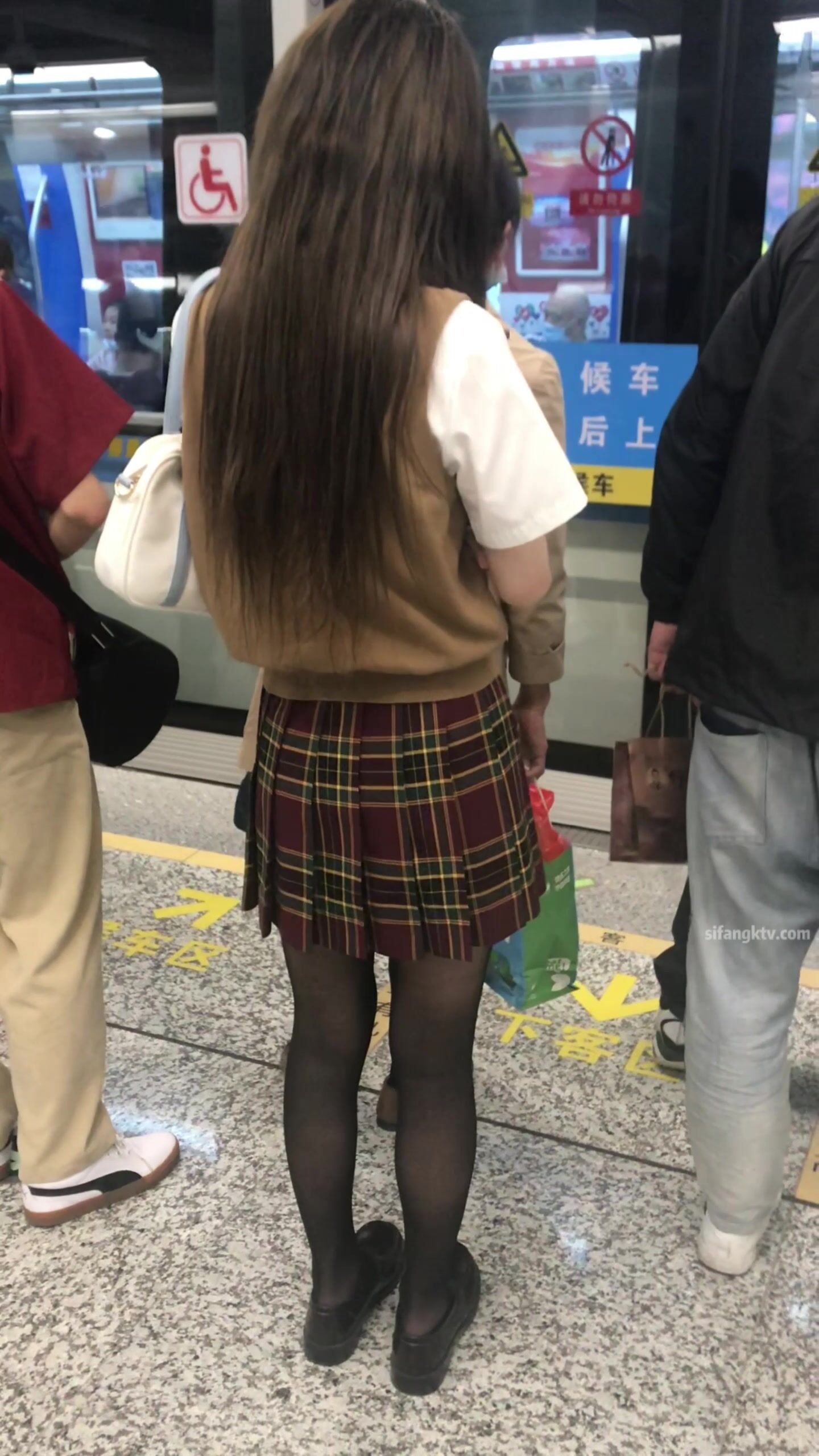 稀缺學姐專場 專業抄底靚麗制服學姐珍藏版 貼著美女屁股抄 有燈光加持畫質特好 超清4K原版 (39)