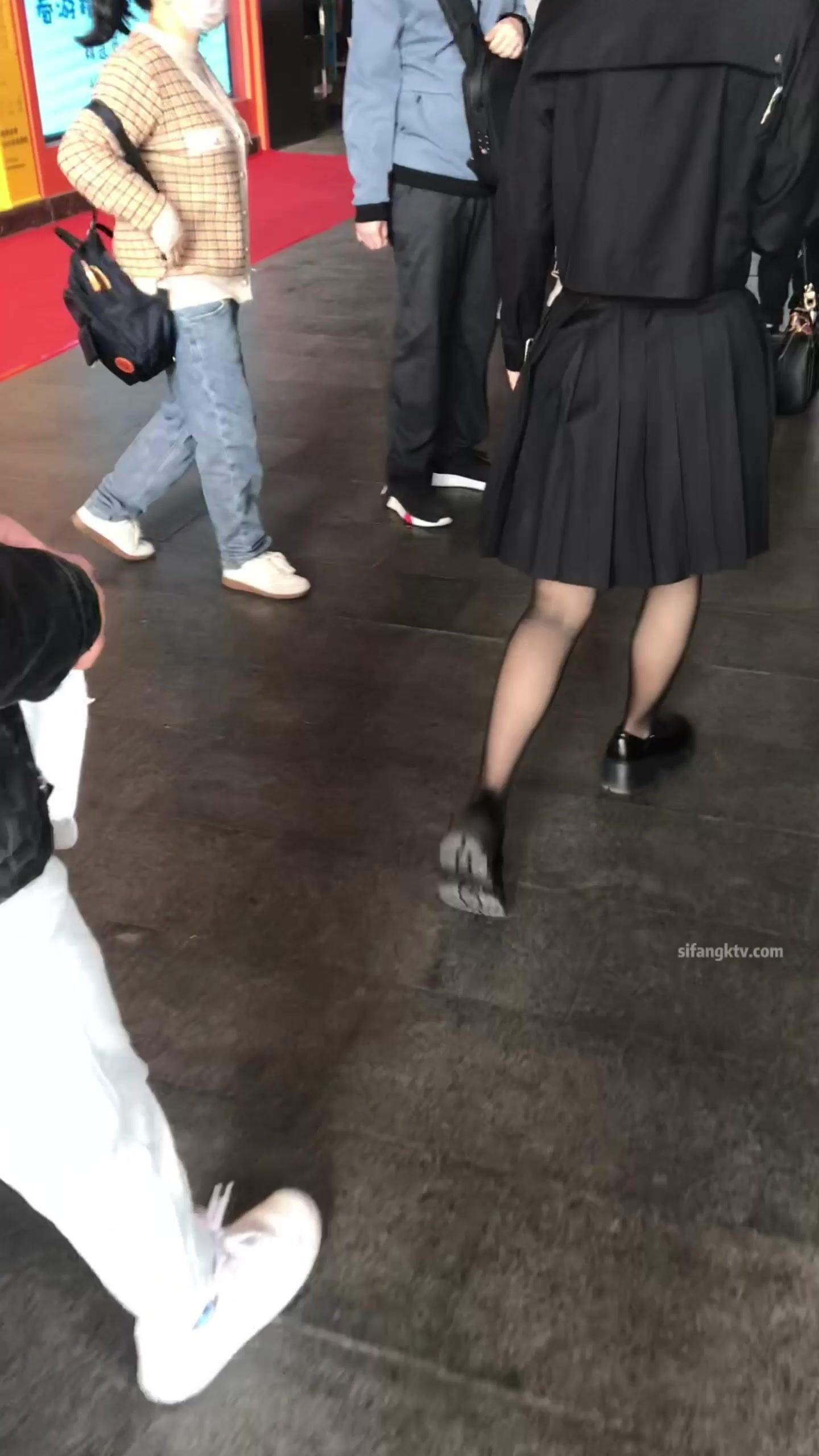 稀缺學姐專場 專業抄底靚麗制服學姐珍藏版 貼著美女屁股抄 有燈光加持畫質特好 超清4K原版 (27)