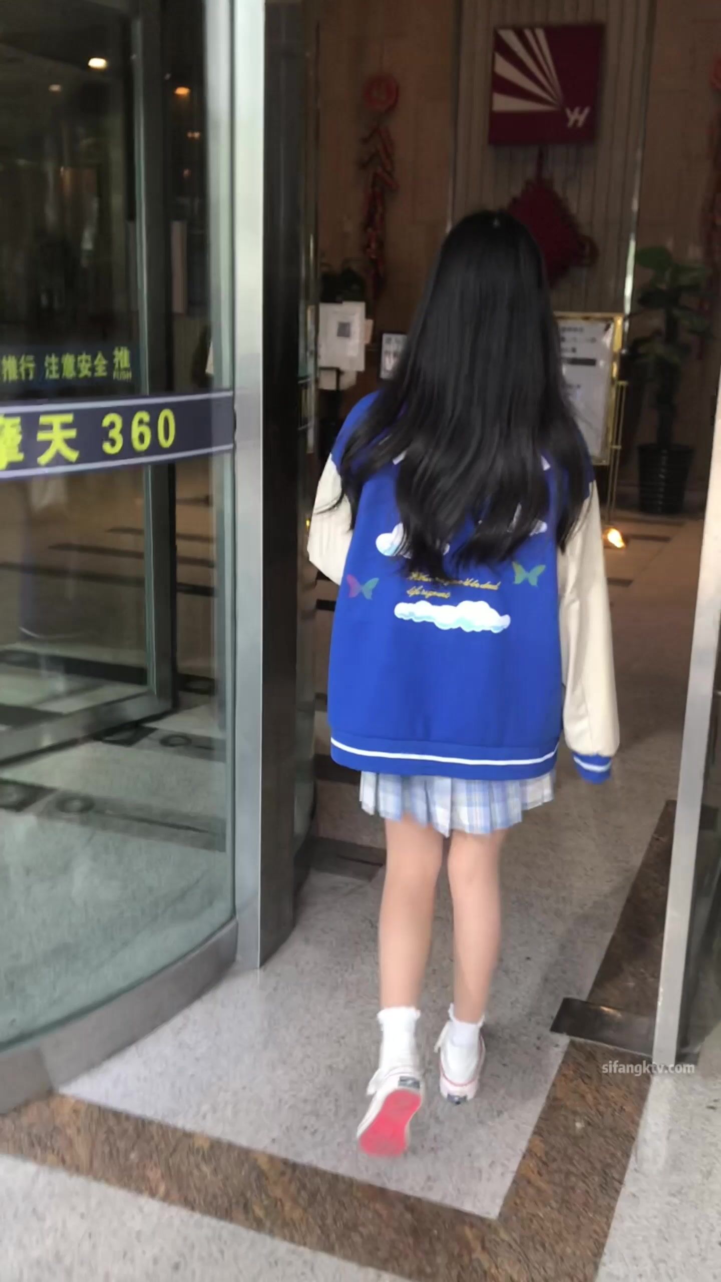 稀缺學姐專場 專業抄底靚麗制服學姐珍藏版 貼著美女屁股抄 有燈光加持畫質特好 超清4K原版 (36)