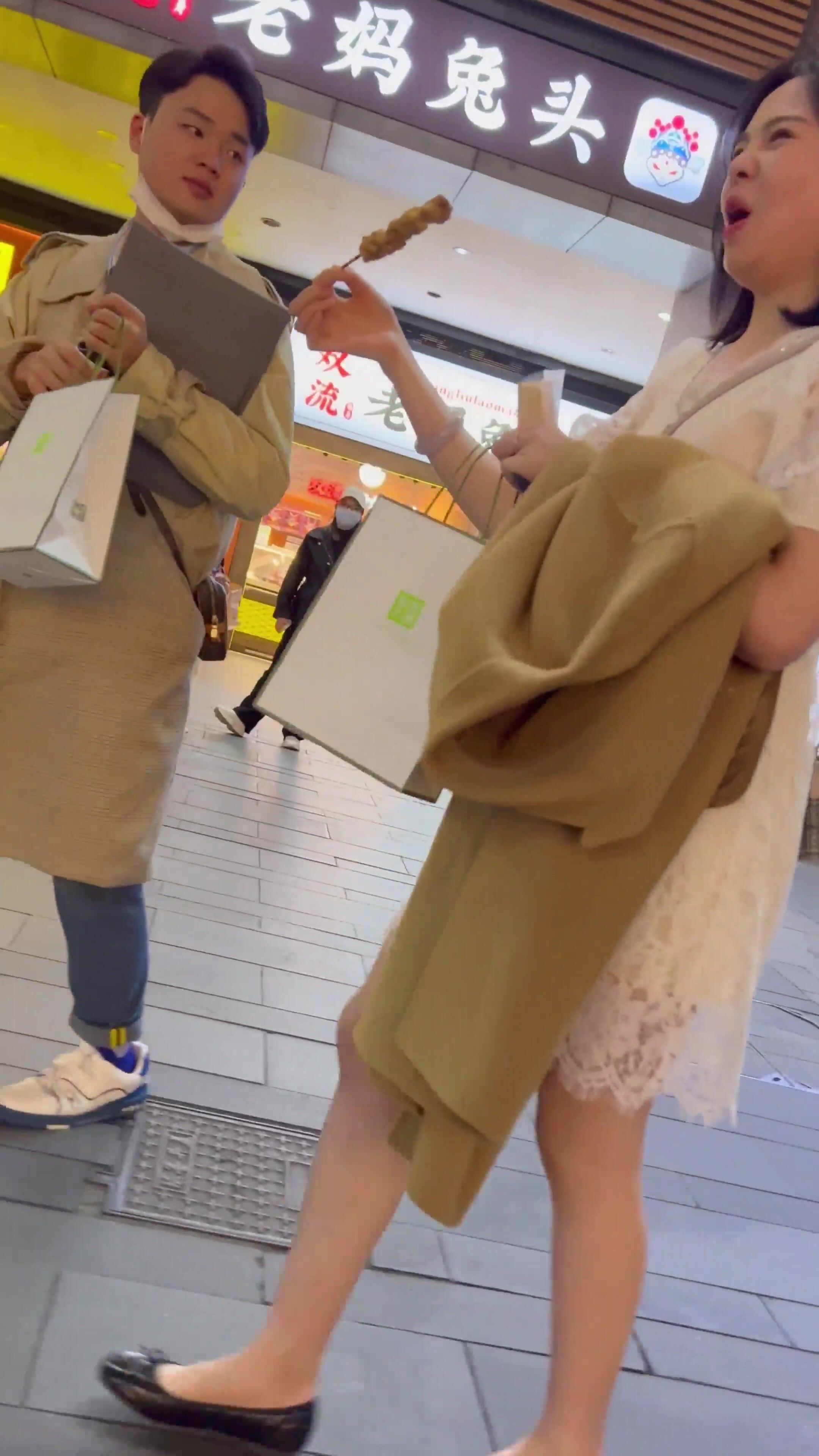 KFC-98 偷拍大神尾隨CD 學生無內冬天都光腿不穿內褲的學姐反差婊4K超清原版畫質