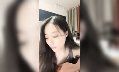 天啦嚕！這么漂亮的才女也下海了，女神聲音好甜美，一雙美腿搭配黑絲，【彈吉他清唱】 (2)