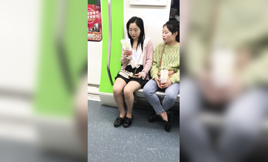 稀缺學妹專場 專業抄底靚麗學生妹JK制服 掀裙開閃光燈強抄 看的心驚肉跳太刺激 超清4K原版 (26)