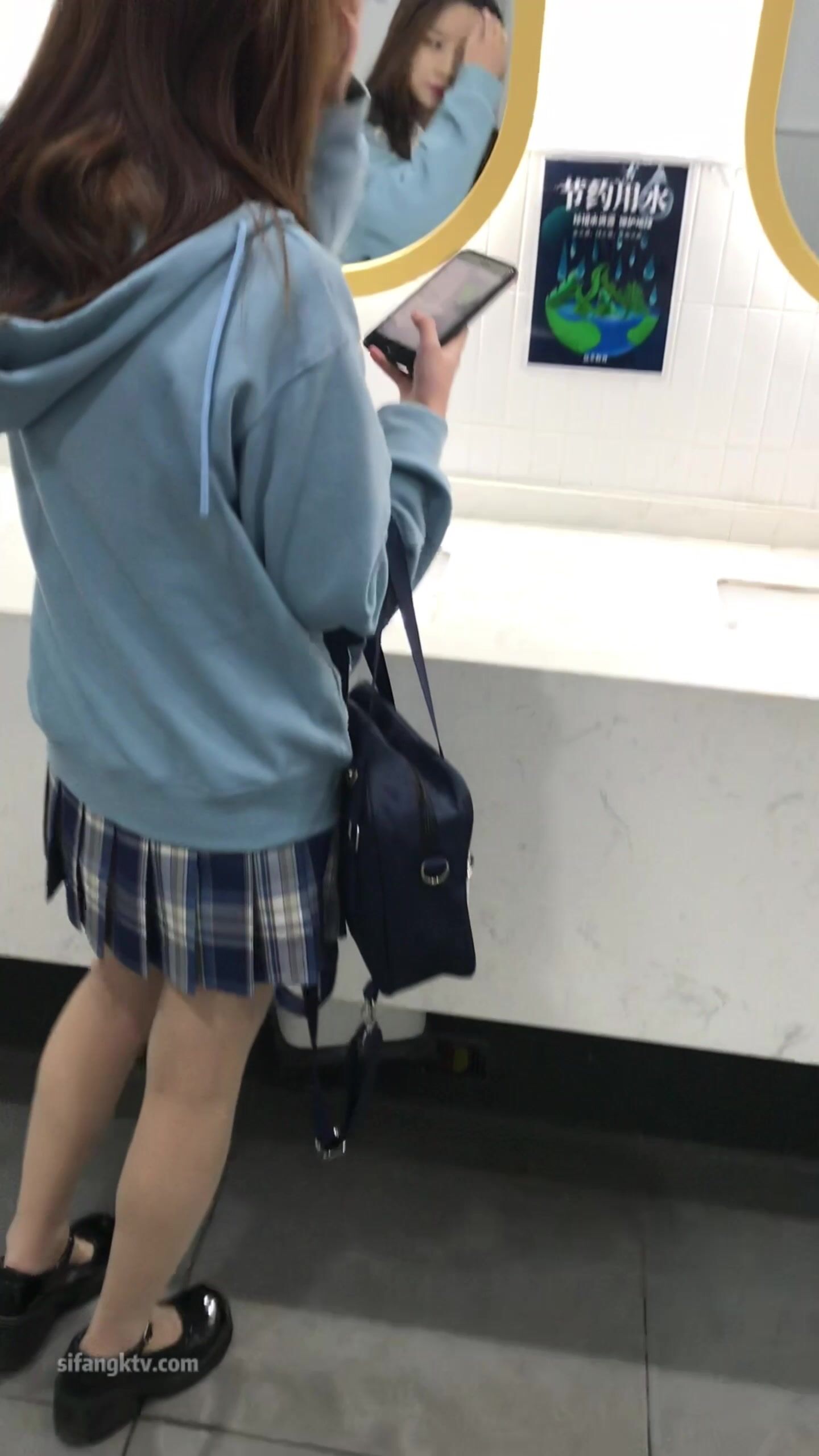 稀缺學妹專場 專業抄底靚麗學生妹JK制服 掀裙開閃光燈強抄 看的心驚肉跳太刺激 超清4K原版 (63)