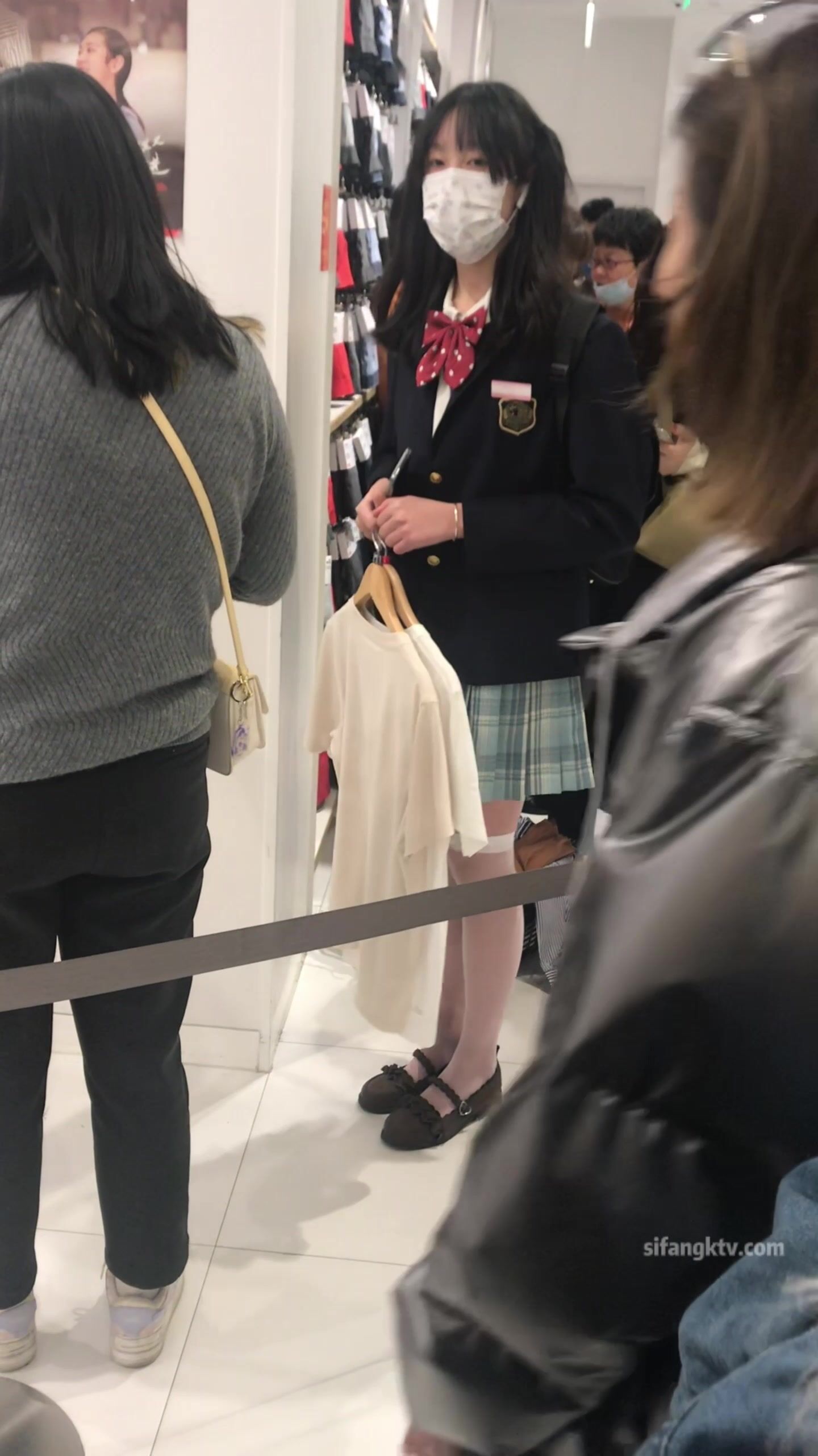 稀缺學妹專場 專業抄底靚麗學生妹JK制服 掀裙開閃光燈強抄 看的心驚肉跳太刺激 超清4K原版 (7)