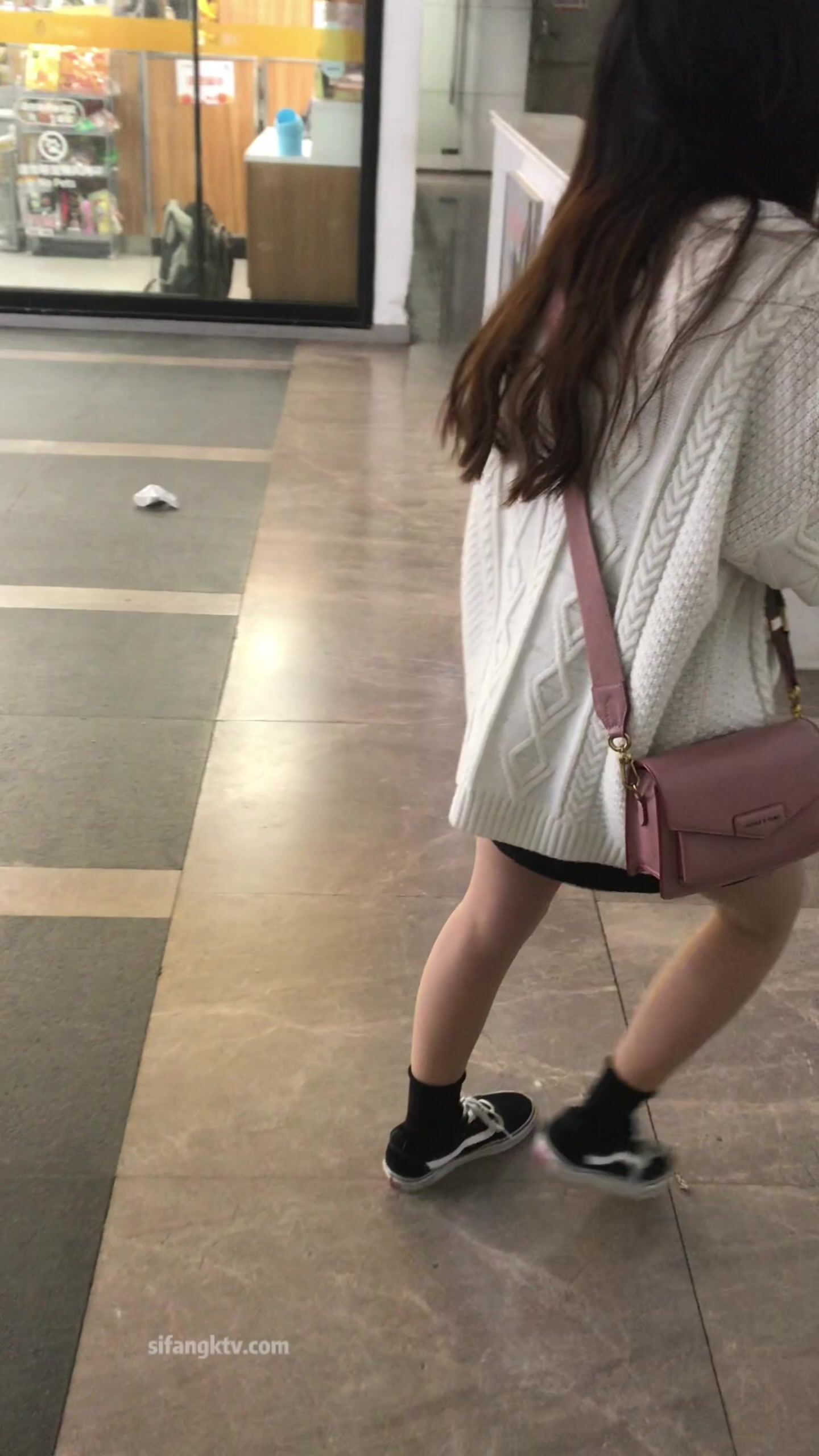 稀缺學妹專場 專業抄底靚麗學生妹JK制服 掀裙開閃光燈強抄 看的心驚肉跳太刺激 超清4K原版 (16)