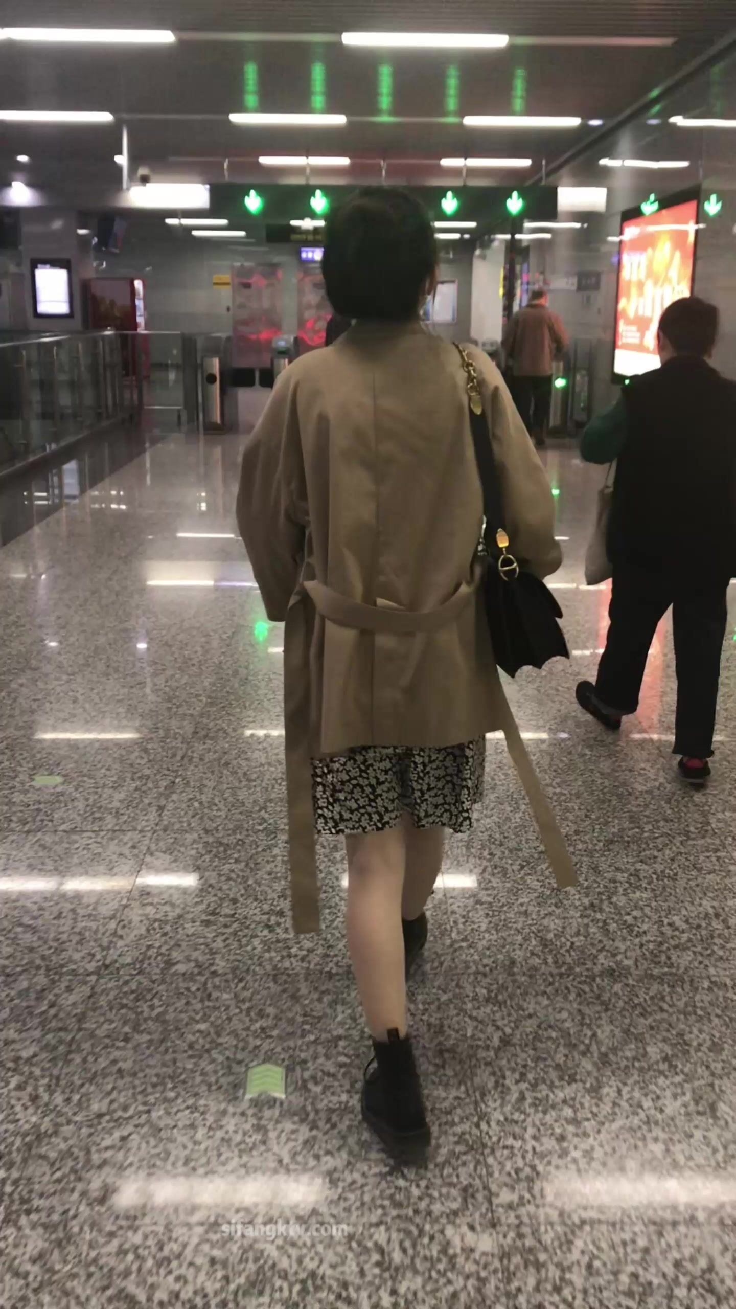 稀缺學妹專場 專業抄底靚麗學生妹JK制服 掀裙開閃光燈強抄 看的心驚肉跳太刺激 超清4K原版 (18)