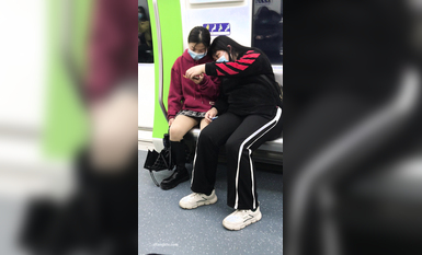 稀缺學妹專場 專業抄底靚麗學生妹JK制服 掀裙開閃光燈強抄 看的心驚肉跳太刺激 超清4K原版 (1)