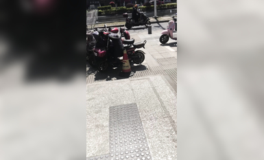 稀缺學妹專場 專業抄底靚麗學生妹JK制服 掀裙開閃光燈強抄 看的心驚肉跳太刺激 超清4K原版 (20)