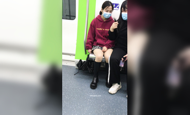稀缺學妹專場 專業抄底靚麗學生妹JK制服 掀裙開閃光燈強抄 看的心驚肉跳太刺激 超清4K原版 (2)