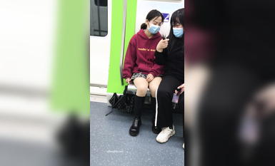 稀缺學妹專場 專業抄底靚麗學生妹JK制服 掀裙開閃光燈強抄 看的心驚肉跳太刺激 超清4K原版 (2)